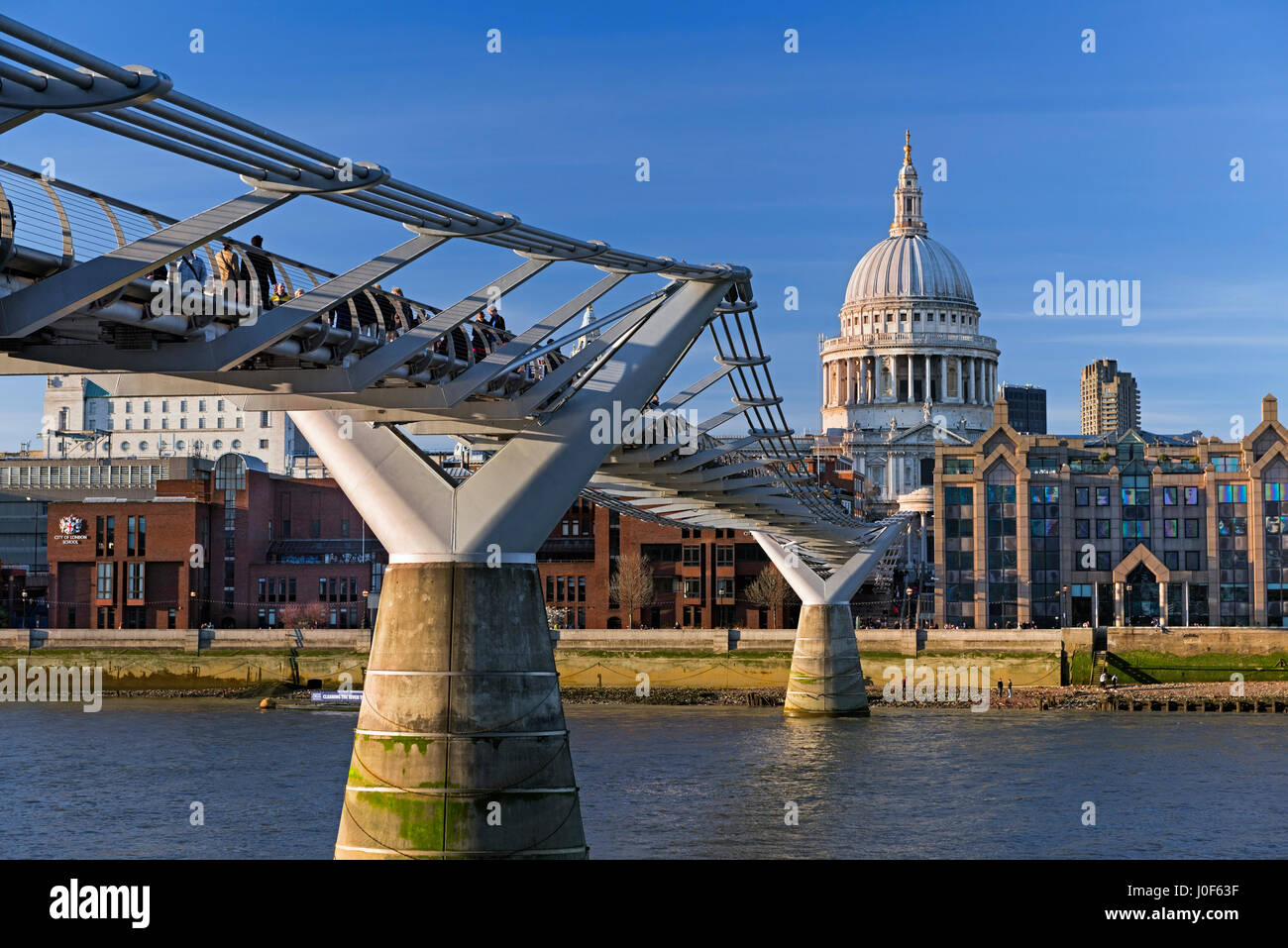 Millennium Bridge und St. Pauls Cathedral London UK Stockfoto
