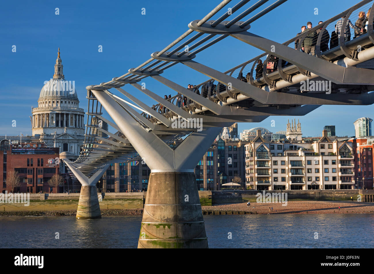 Millennium Bridge und St. Pauls Cathedral London UK Stockfoto