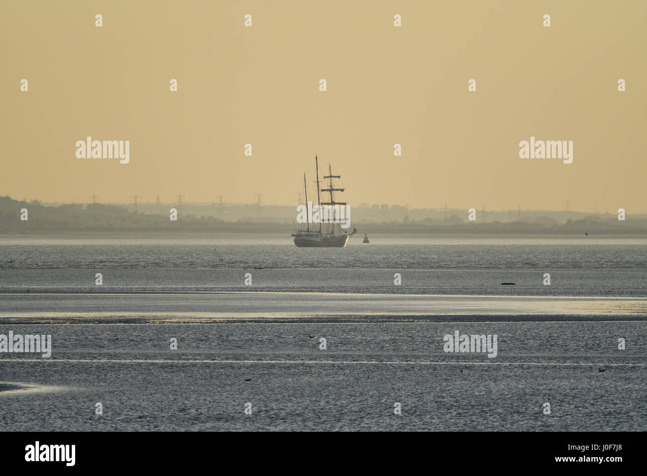 Tall Ship auf der Themse vor Southend on Sea am frühen Abend auf dem Weg nach Greenwich, London Stockfoto