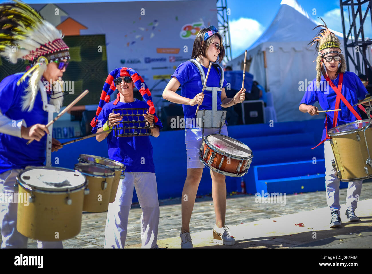 Jugendliche, Schlagzeug zu spielen, als Unterhaltung während der Siegerehrung des 2017 BFI Run in South Tangerang, Indonesien. Stockfoto