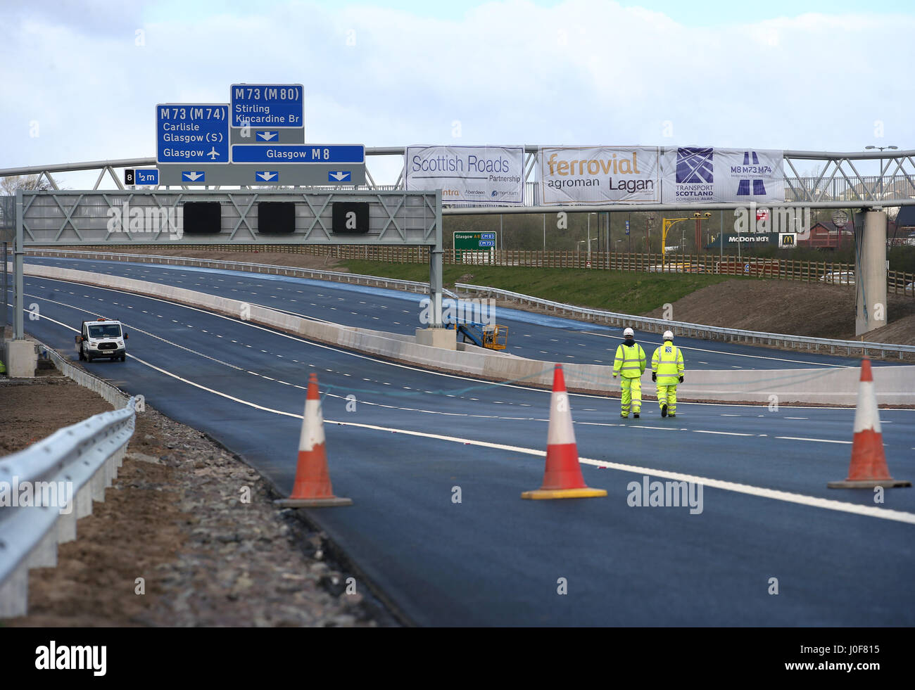 Ingenieure aus Transport Schottland gehen auf den neuen Abschnitt auf der M8 Autobahn in der Nähe von Ballieston, North Lanarkshire, die für den Verkehr fast eine Woche vor der Zeitplan öffnen soll. Stockfoto