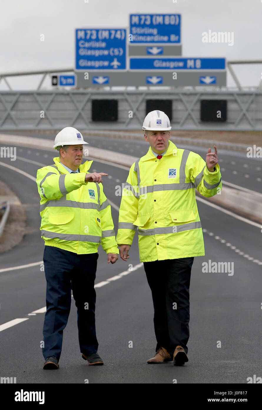 Wirtschaft und Infrastruktur Sekretär Keith Brown (links) und Transport Schottland Project Manager Graeme Reid auf den neuen Abschnitt auf der M8 Autobahn in der Nähe von Ballieston, North Lanarkshire, das für den Verkehr fast eine Woche vor der Zeitplan eröffnet. Stockfoto