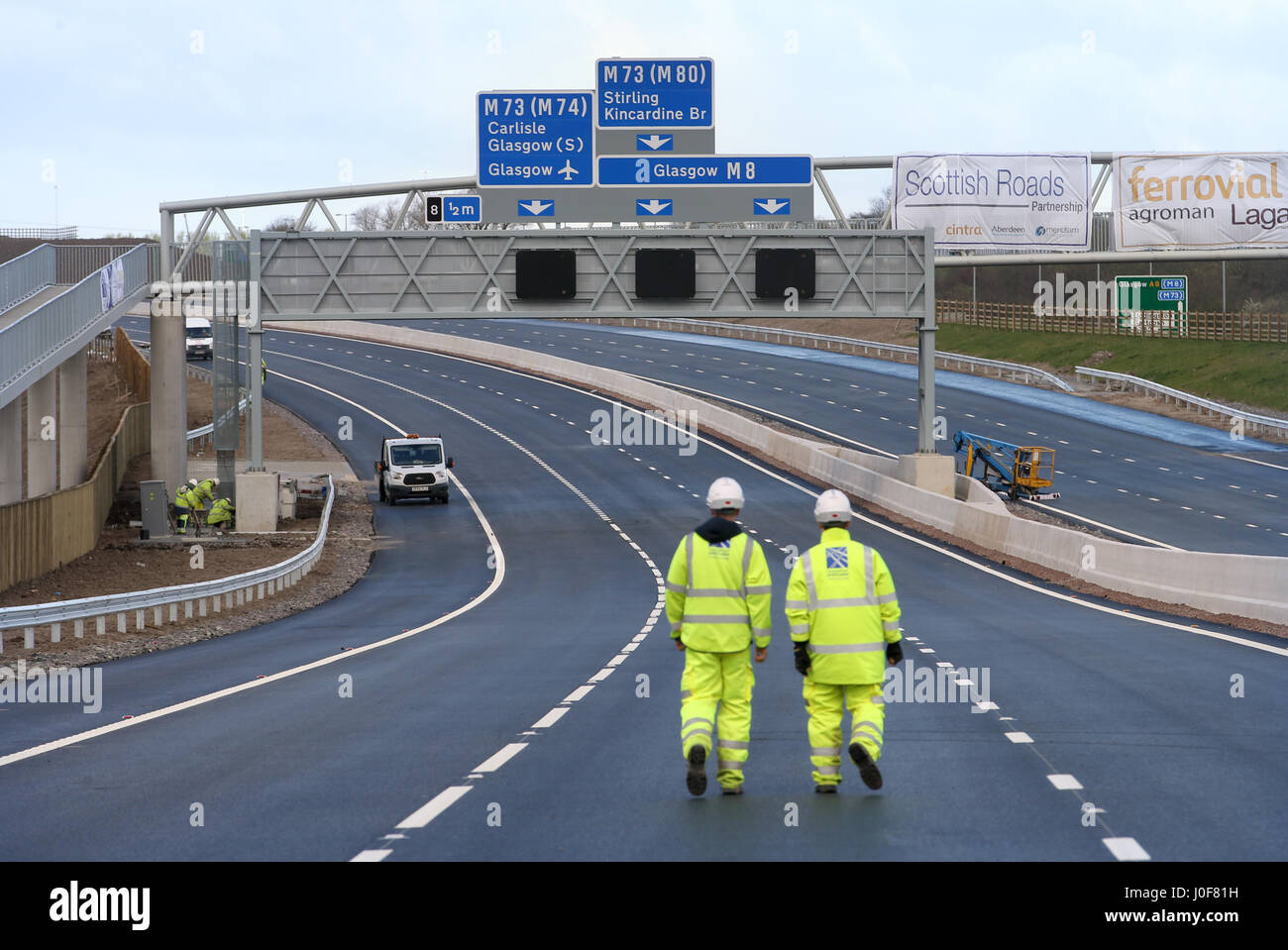 Ingenieure aus Transport Schottland gehen auf den neuen Abschnitt auf der M8 Autobahn in der Nähe von Ballieston, North Lanarkshire, die für den Verkehr fast eine Woche vor der Zeitplan öffnen soll. Stockfoto