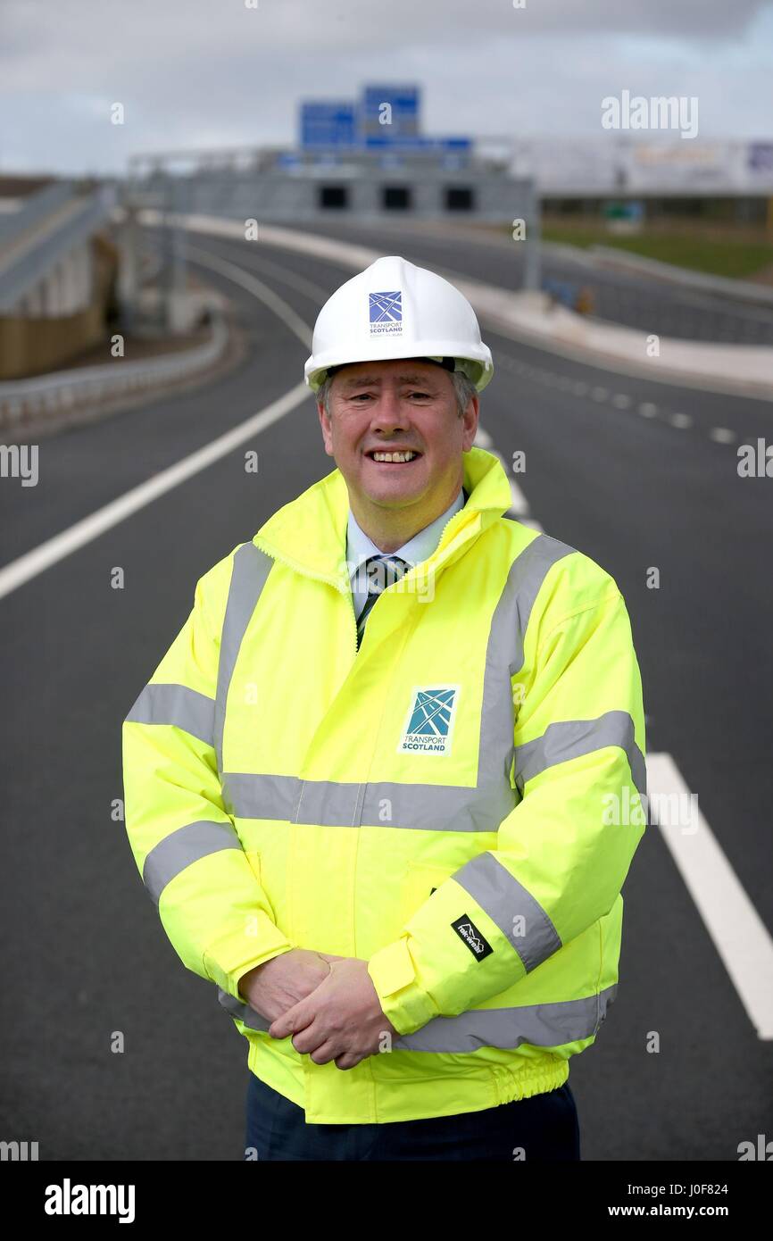 Wirtschaft und Infrastruktur Sekretär Keith Brown auf den neuen Abschnitt auf der M8 Autobahn in der Nähe von Ballieston, North Lanarkshire, das für den Verkehr fast eine Woche vor der Zeitplan eröffnet. Stockfoto