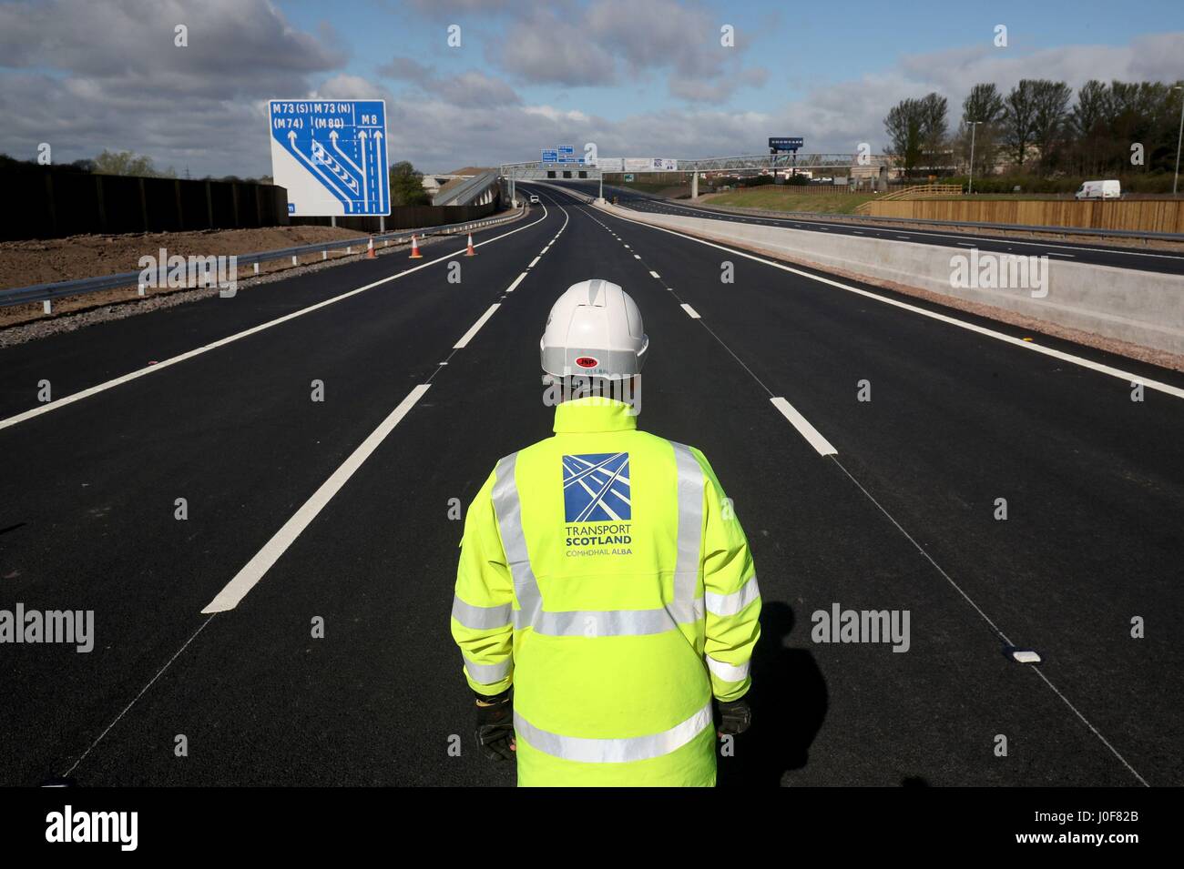 Ingenieure aus Transport Schottland auf den neuen Abschnitt auf der M8 Autobahn in der Nähe von Ballieston, North Lanarkshire, das für den Verkehr fast eine Woche vor der Zeitplan eröffnet. Stockfoto
