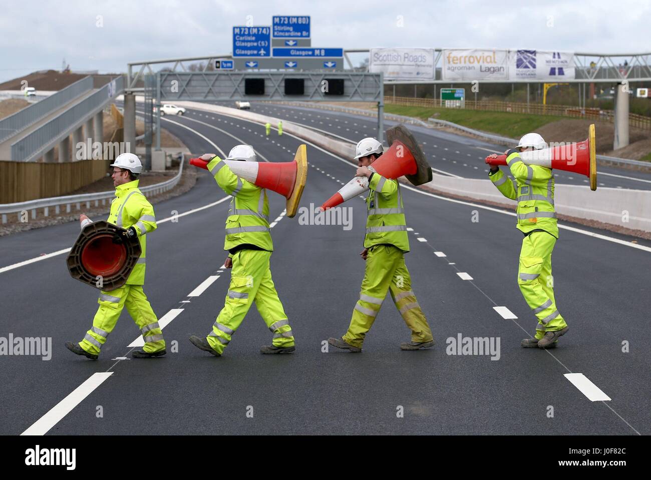 Ingenieure aus Transport Schottland sammeln die letzten paar Zapfen aus den neuen Abschnitt auf der M8 Autobahn in der Nähe von Ballieston, North Lanarkshire, die für den Verkehr fast eine Woche vor der Zeitplan öffnen. Stockfoto