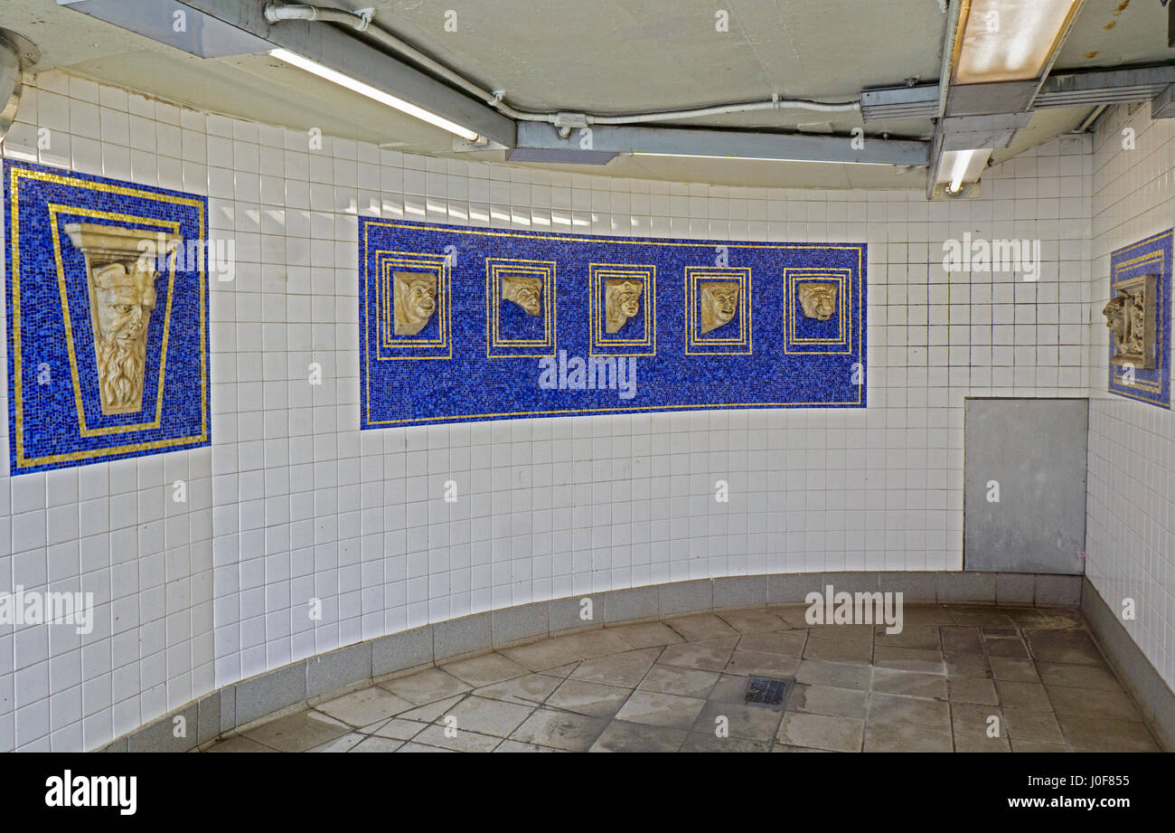 Kunst auf dem Display an der Eastern Parkway Brooklyn Museum u-Bahnstation in Prospect Heights in Brooklyn, New York City Stockfoto Kunst auf dem Display an der Eastern Parkway Brooklyn Museum u-Bahnstation in Prospect Heights in Brooklyn, New York City Stockfoto