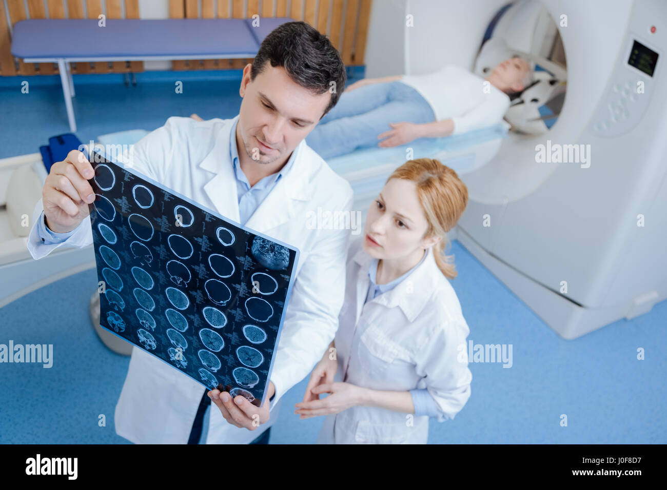 Schweren professionellen Arzt Blick auf die CT-Gehirn-scans Stockfoto
