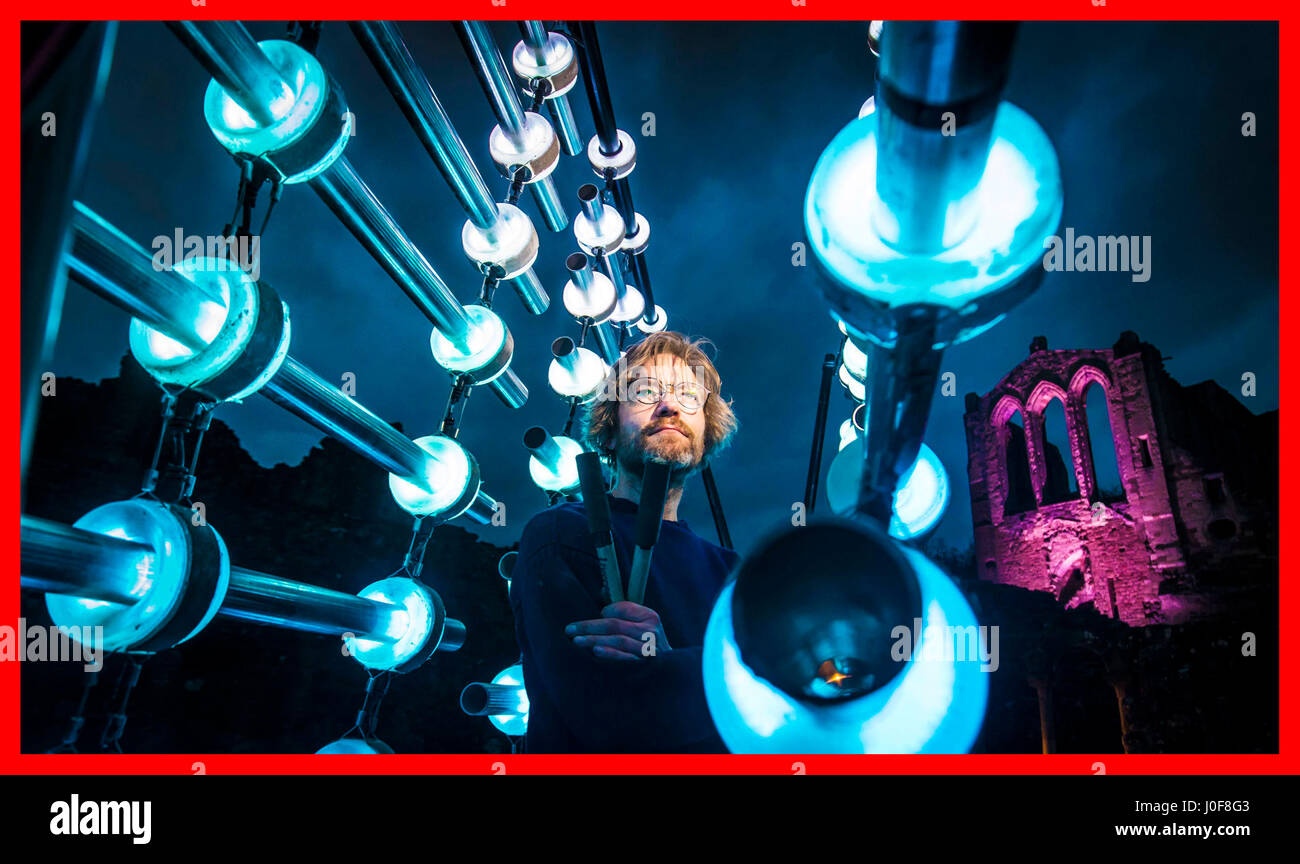 PABEST Künstler Michael Davis mit seiner interaktiven musikalischen Installation "Illumaphonium" Show während der Brocken Spectre Licht und sound Ereignis in Rievaulx Abbey auf die North York Moors. Stockfoto