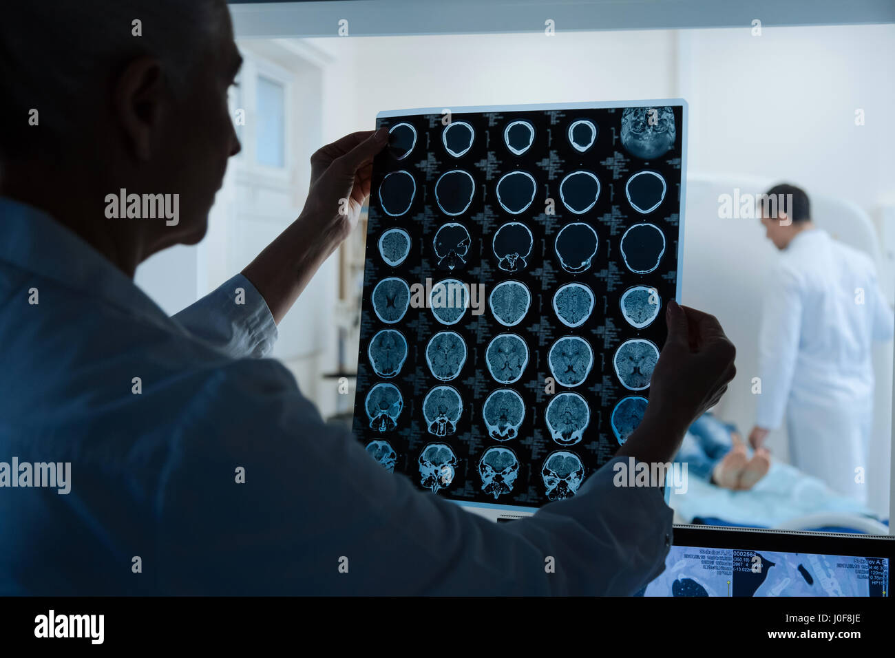 Erfahrene intelligente Onkologe, Blick auf die MRT-Scan-Ergebnisse Stockfoto