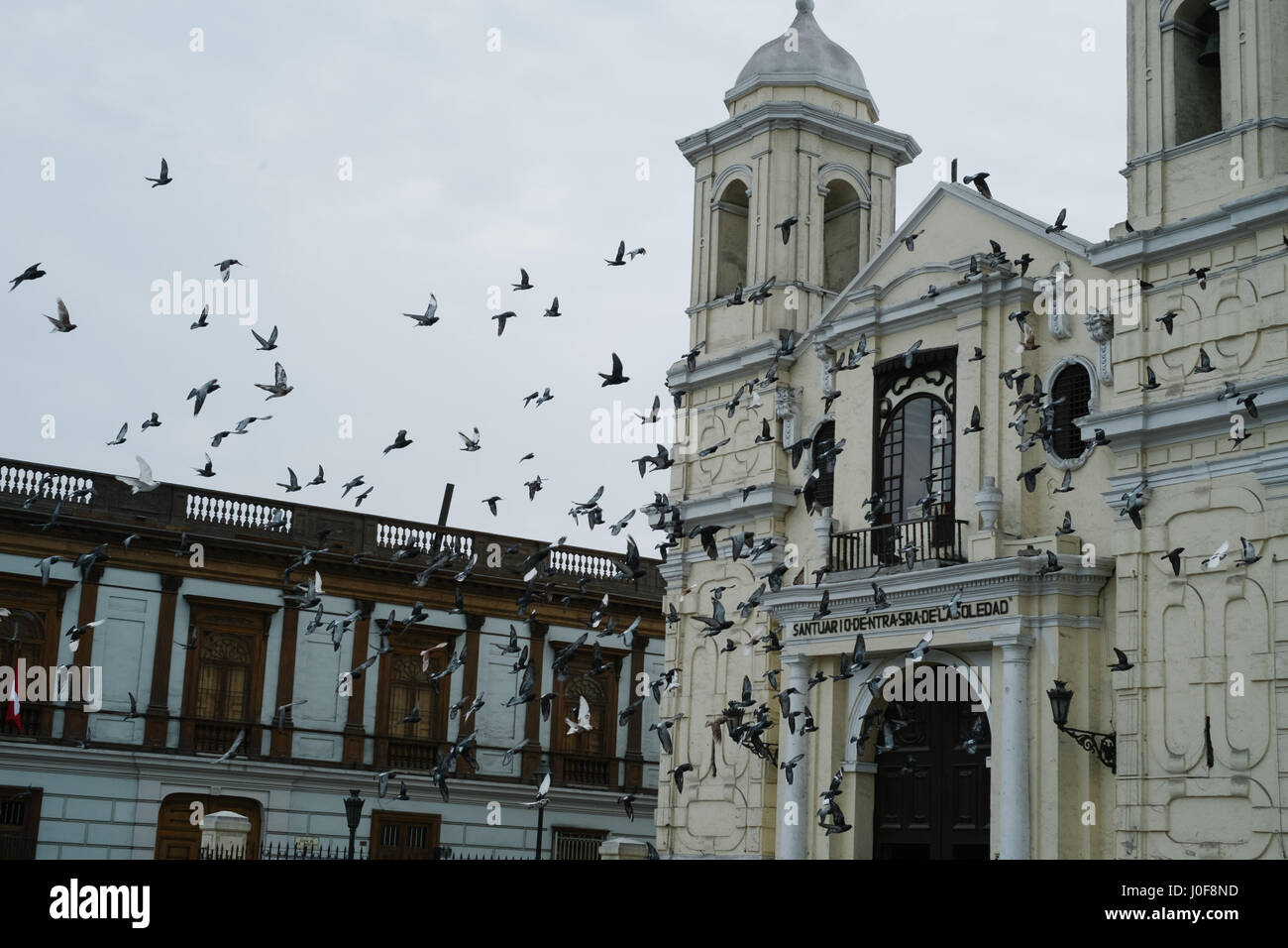 Plaza de Armas in der Altstadt von Lima mit Kirche. Stockfoto