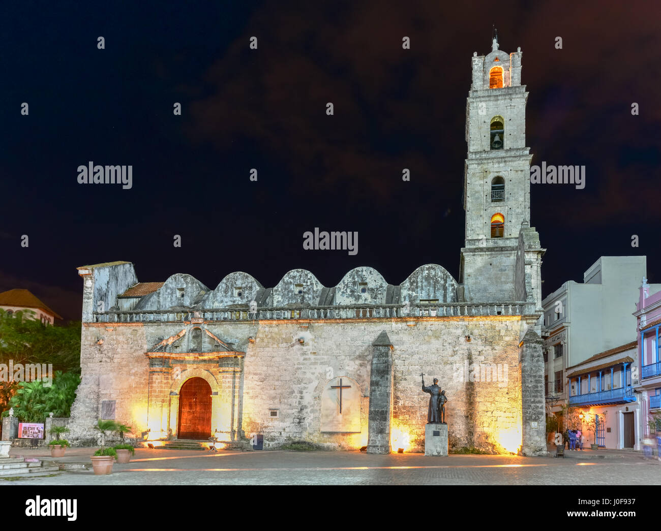 Der Platz von San Francisco von Asis in Alt-Havanna in der Nacht in Kuba. Stockfoto