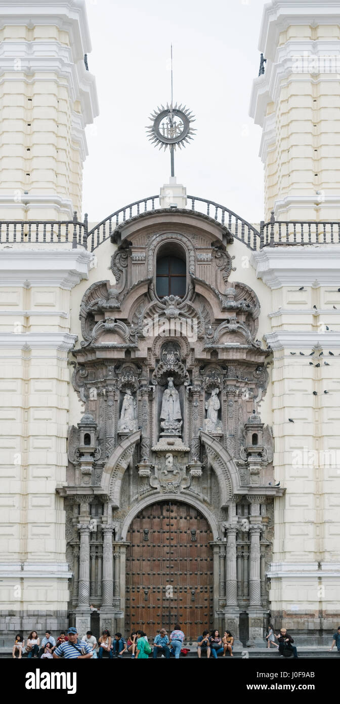 Plaza de Armas in der Altstadt von Lima mit Kirche. Stockfoto
