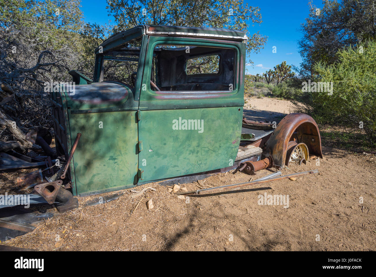 Eine alte, verlassene Autos in der Wüste.  Joshua Tree Nationalpark, Kalifornien, USA. Stockfoto