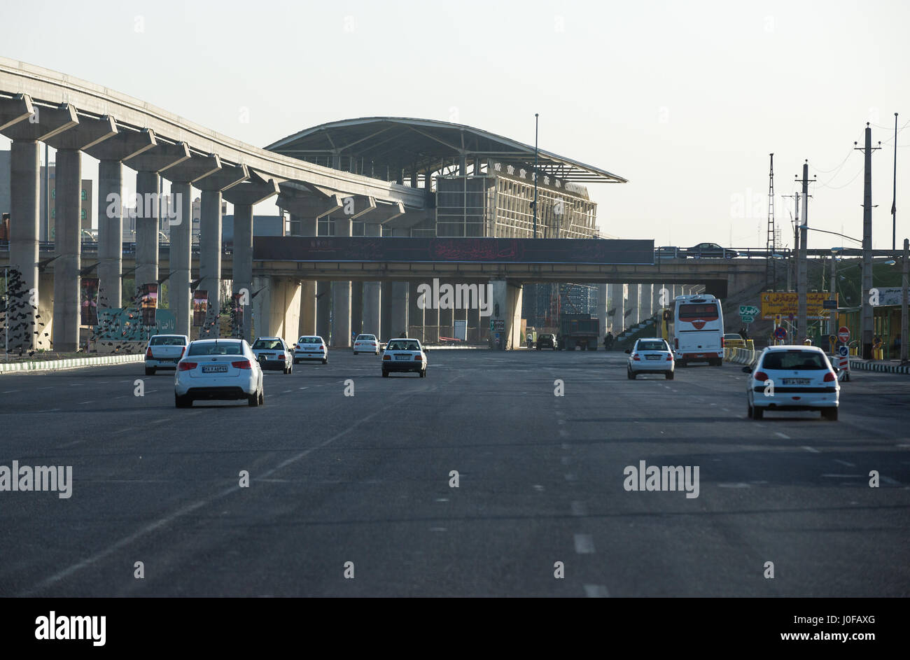 Qom Monorail Systemaufbau und eine der Stationen, die von einer Straße in Qom, Hauptstadt der Provinz Qom im Iran gesehen Stockfoto