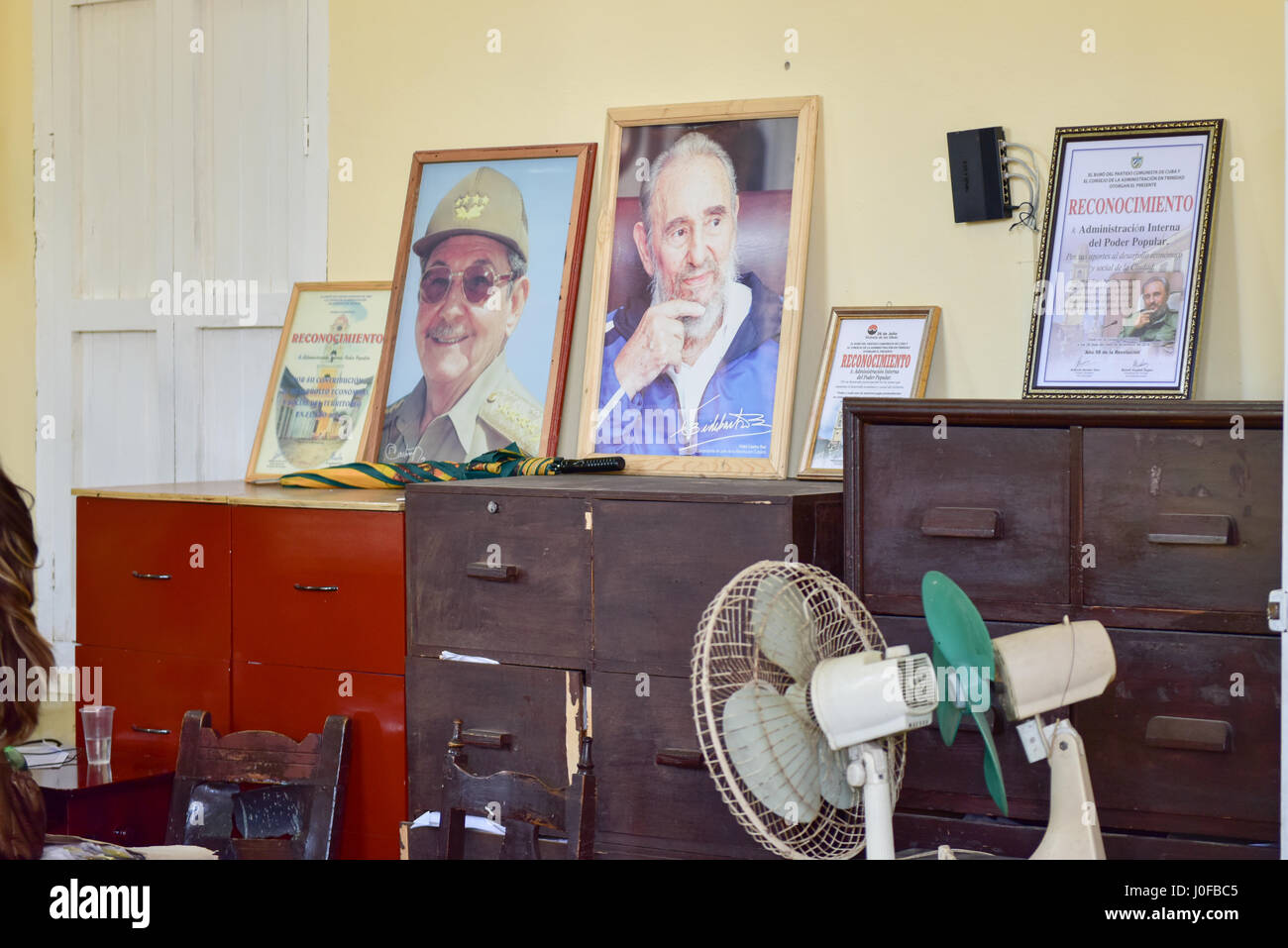 Trinidad, Kuba - 12. Januar 2017: Porträt von Raul und Fidel Castro in einem Regierungsbüro in Trinidad, Kuba. Stockfoto