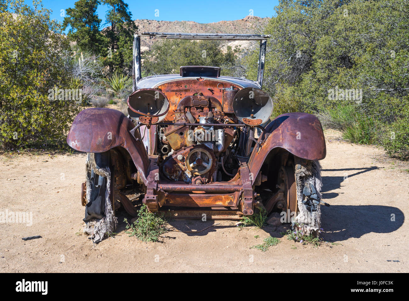 Nahaufnahme eines alten, verlassenen Autos in der Wüste.  Joshua Tree Nationalpark, Kalifornien, USA. Stockfoto