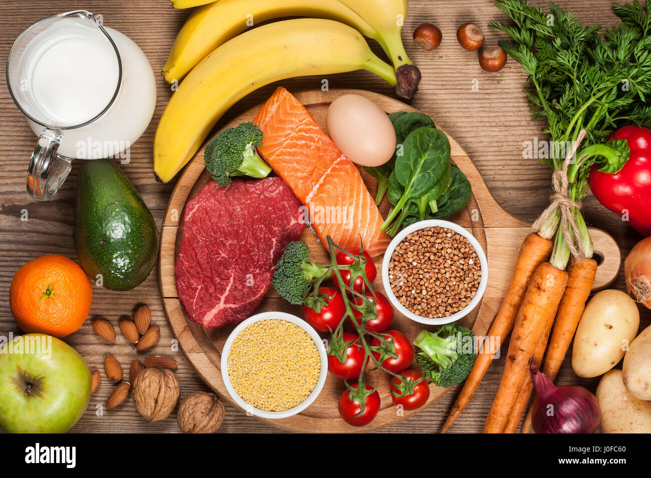 Ausgewogene Ernährung - gesundes Essen auf Holztisch Stockfoto