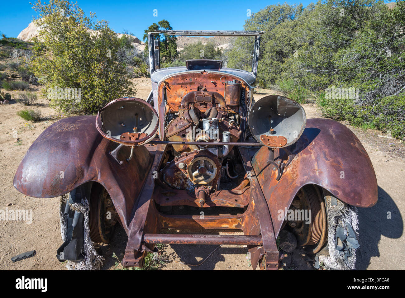 Nahaufnahme eines alten, verlassenen Autos in der Wüste.  Joshua Tree Nationalpark, Kalifornien, USA. Stockfoto