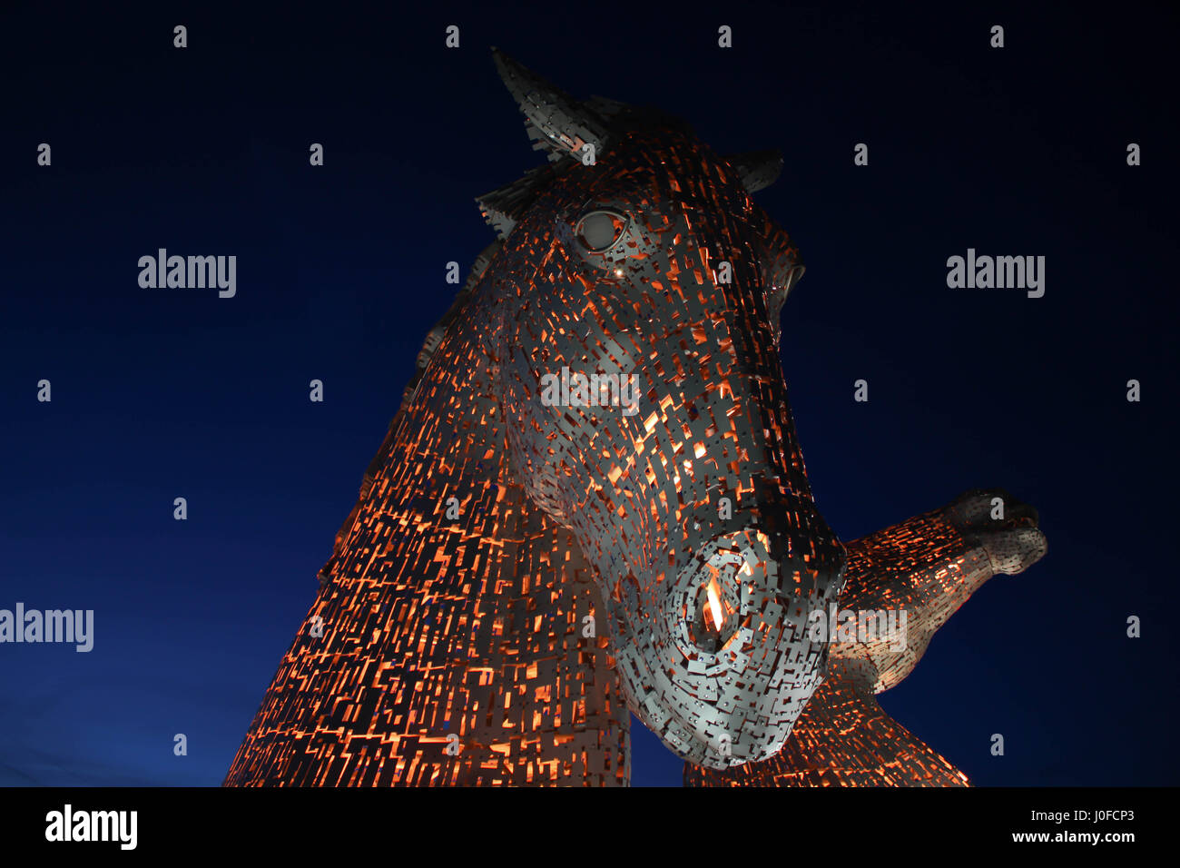 Die Kelpies in der Nacht in rot. Stockfoto