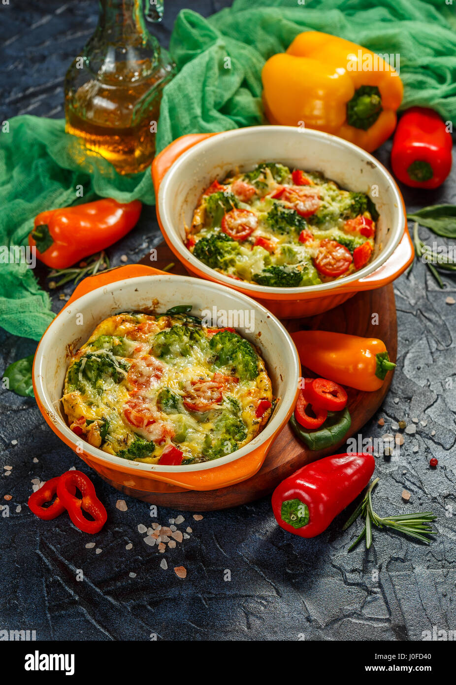 Frittata mit Brokkoli, Spinat, Paprika und Tomaten in zwei keramischen ... Frittata mit Brokkoli, Spinat, Paprika und Tomaten in zwei keramischen ...