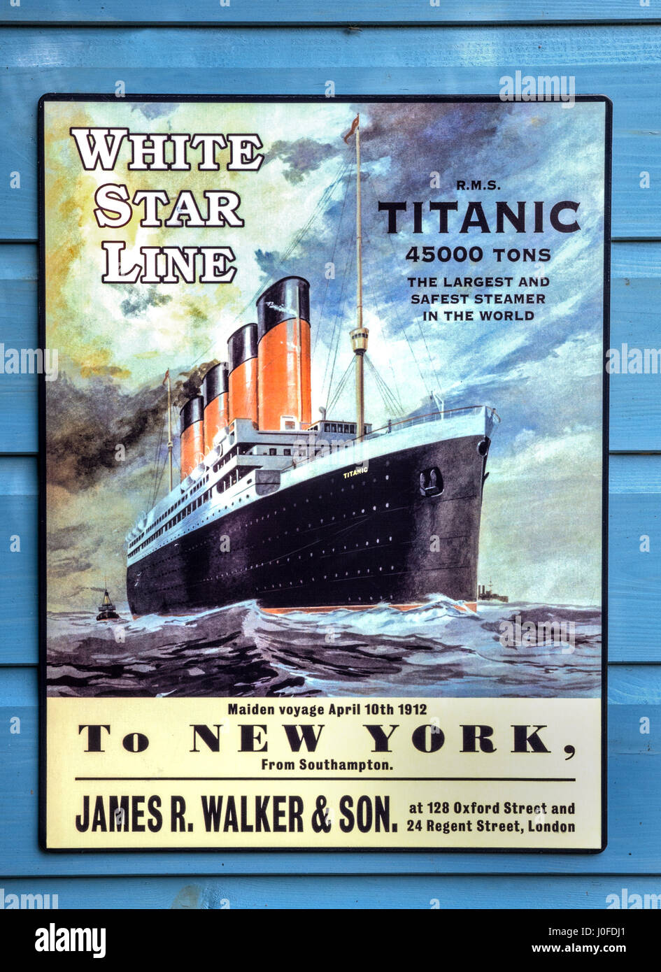 TITANIC Replica Poster, das für die erste Schifffahrt der Titanic nach New York wirbt 10th 1912. April die Titanic sank am 15th 1912. April unterwegs Stockfoto