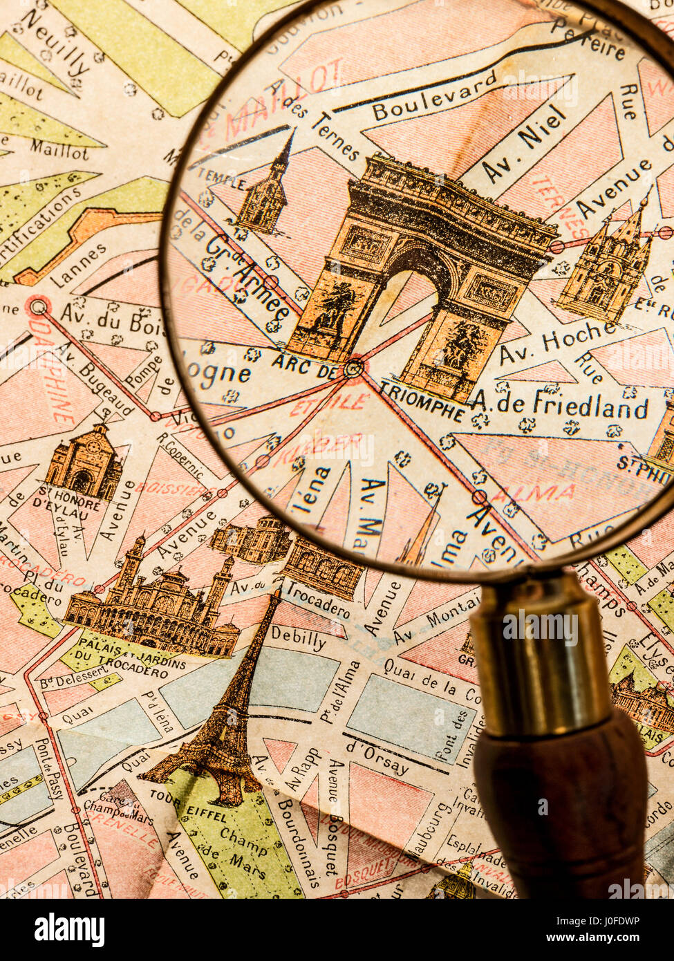 Lupe auf Detail der antiquarischen Vintage Retro des monumentalen Karte von 1900 Paris, mit Arc de Triomphe Paris Frankreich Stockfoto