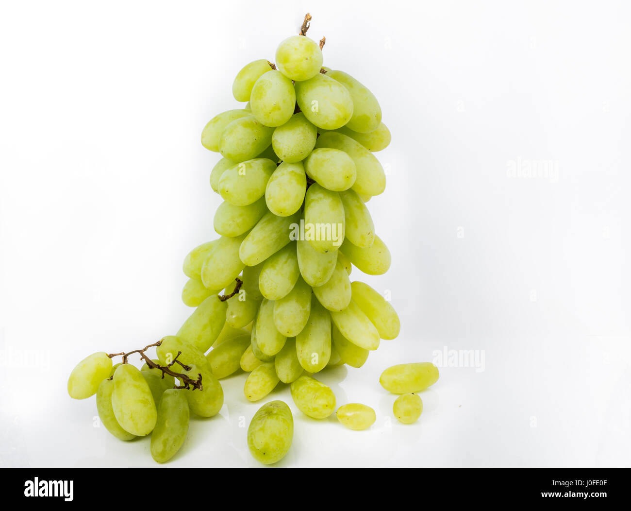Bündel grüne Trauben isoliert. langen feinkörnigen Trauben, auf weißem Hintergrund Stockfoto