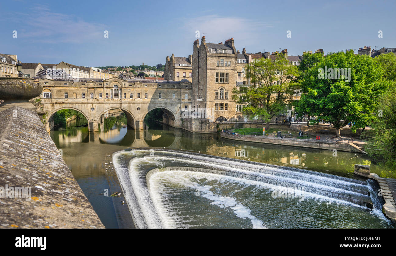 Vereinigtes Königreich, Somerset, Bad, Blick auf das Pulteney Wehr Fluss Avon und die Arkaden Pulteney Bridge Stockfoto