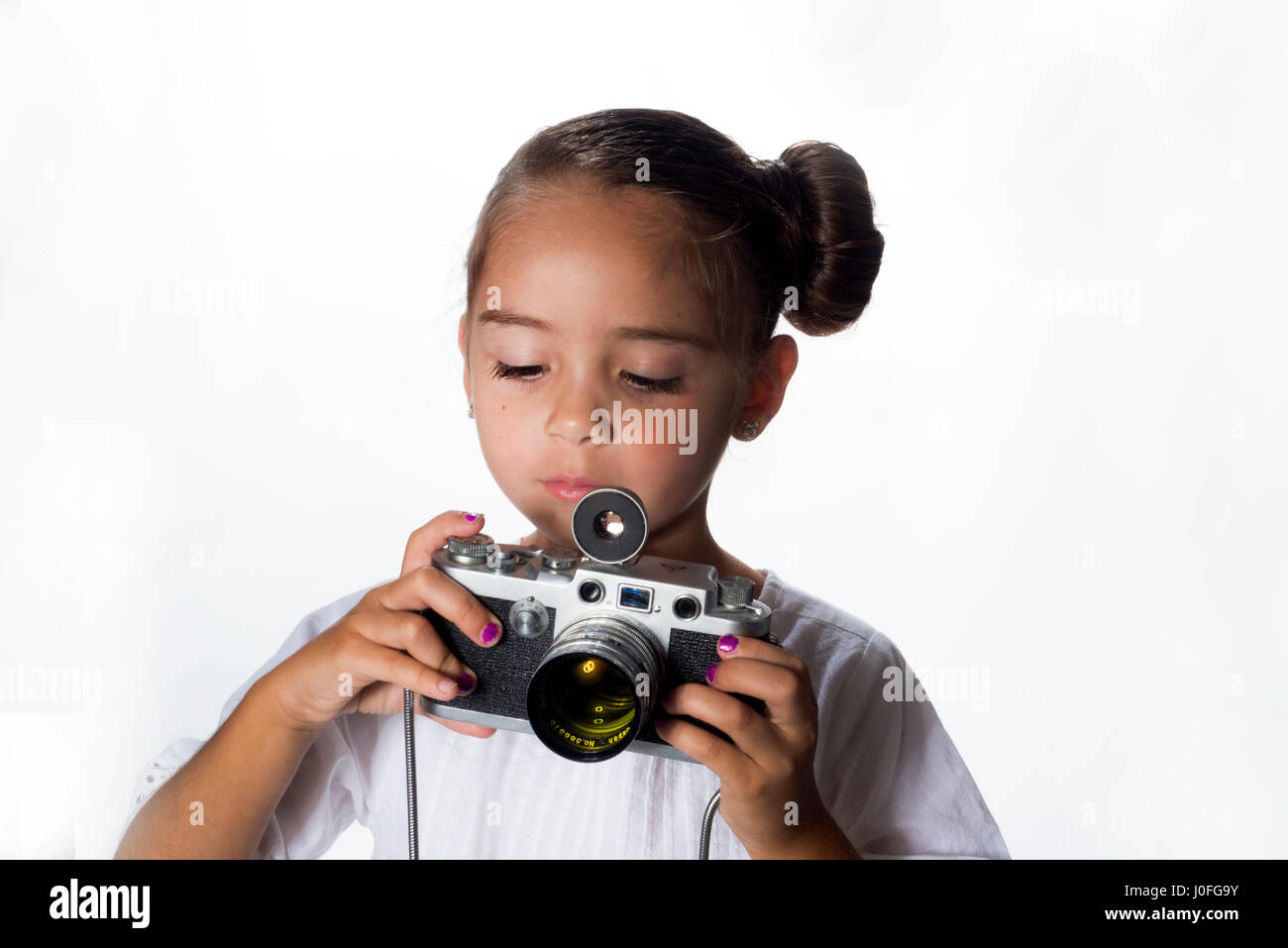 junges Mädchen Modellierung im Studio mit Entfernungsmesser Kamera Stockfoto