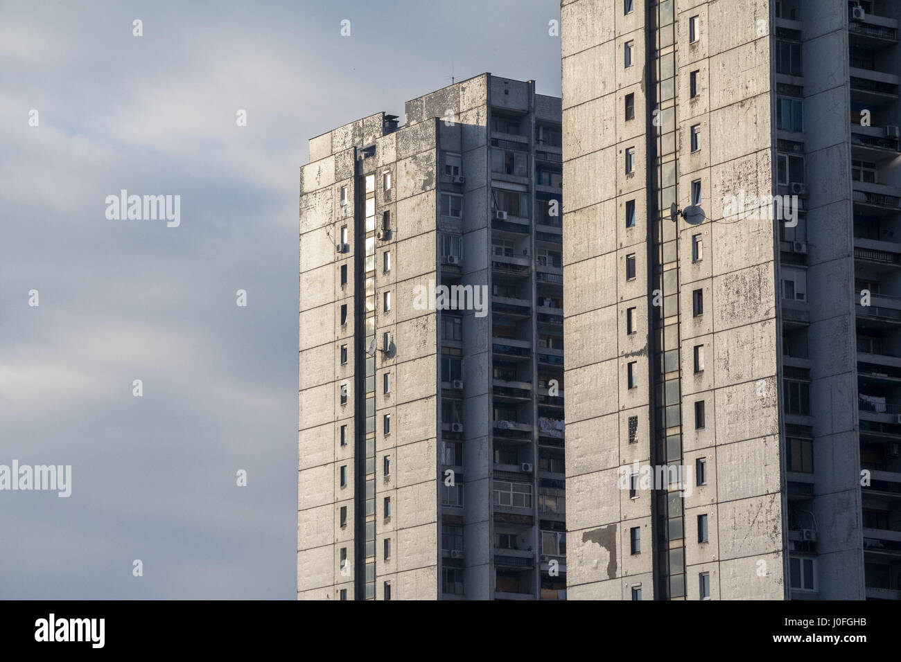 Traditionnelle kommunistischen Gehäuse im Vorort von Belgrad, in neue bBelgrade. Diese Art der Hochhäuser sind Symbole für die Brutast Architektur Bild Stockfoto