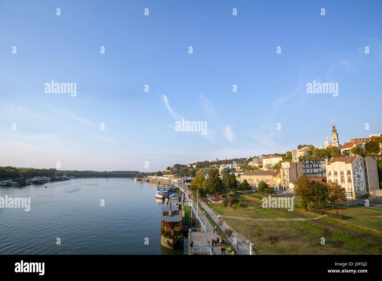 Belgrad, Serbien - 9. Oktober 2016: Ansicht des Sava Flusses Bank in Belgrad. Eine orthodoxe Kathedrale sehen auf der rechten, Kalemegdan-Festung Stockfoto