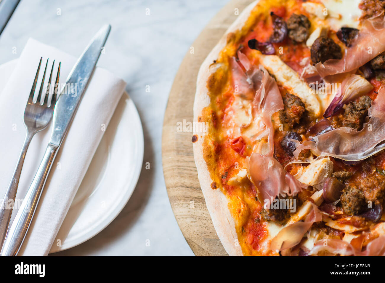 Rustikale frisch gebackene Pizza Stockfoto