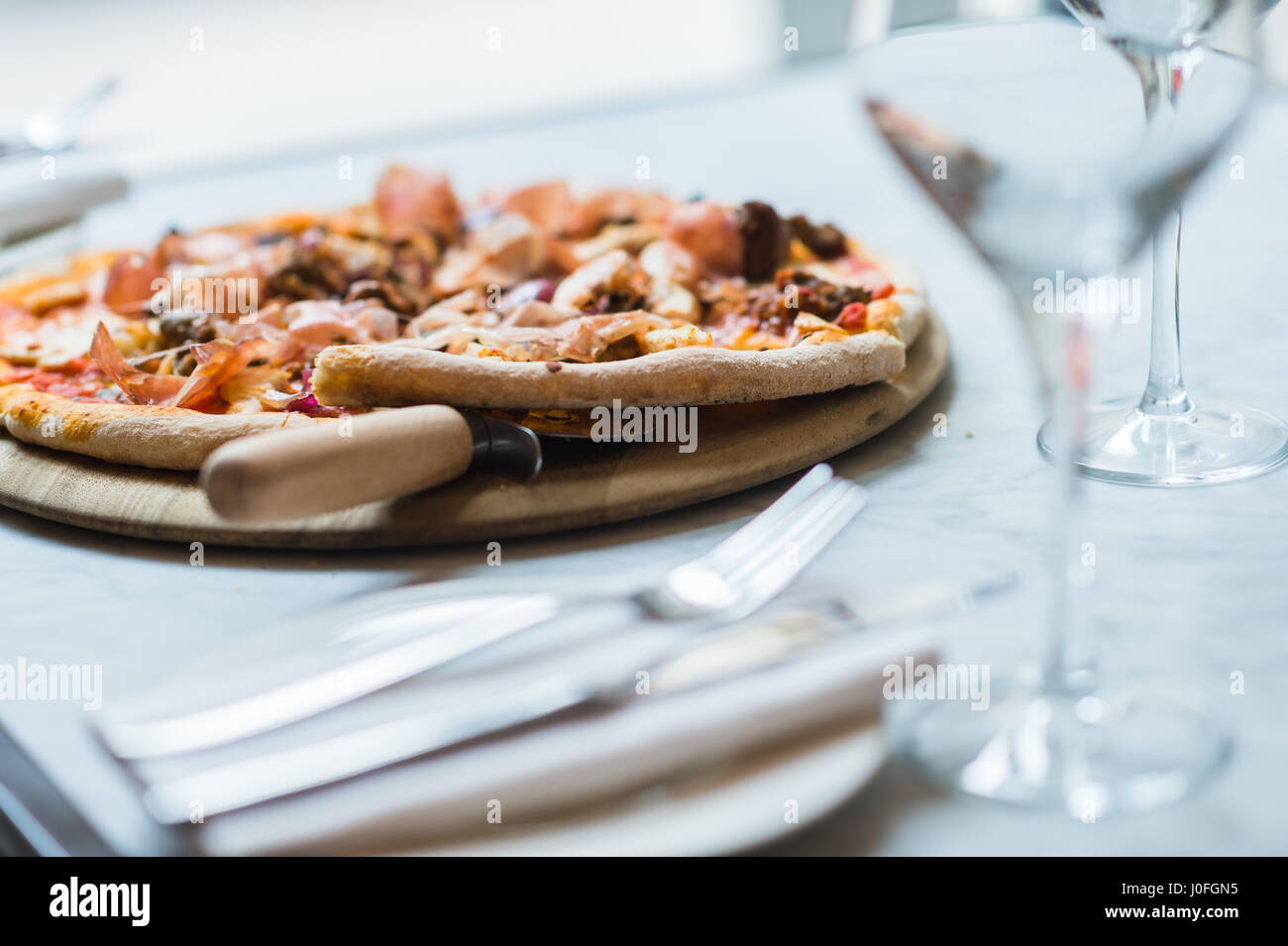 Rustikale frisch gebackene Pizza Stockfoto