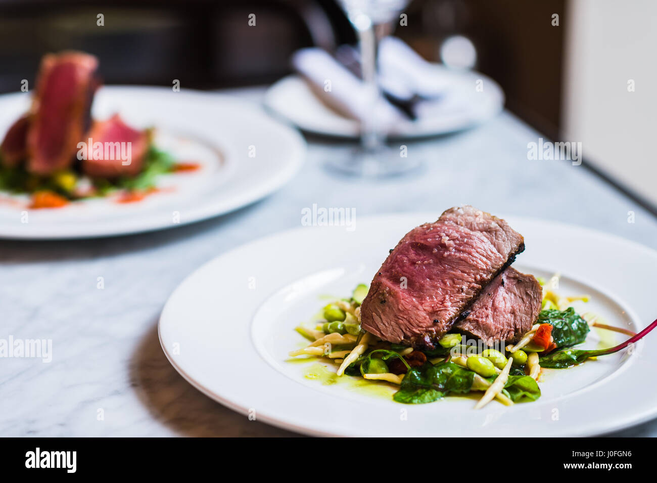 Eine Portion Lammsteak auf einem Teller in einem Restaurant Stockfoto