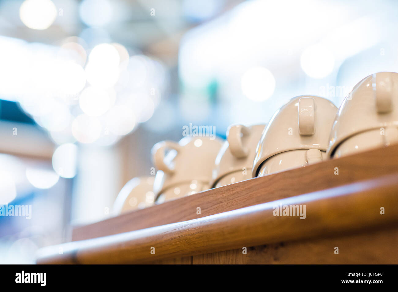 Reihe von Kaffeetassen auf einen Wäscheständer Stockfoto