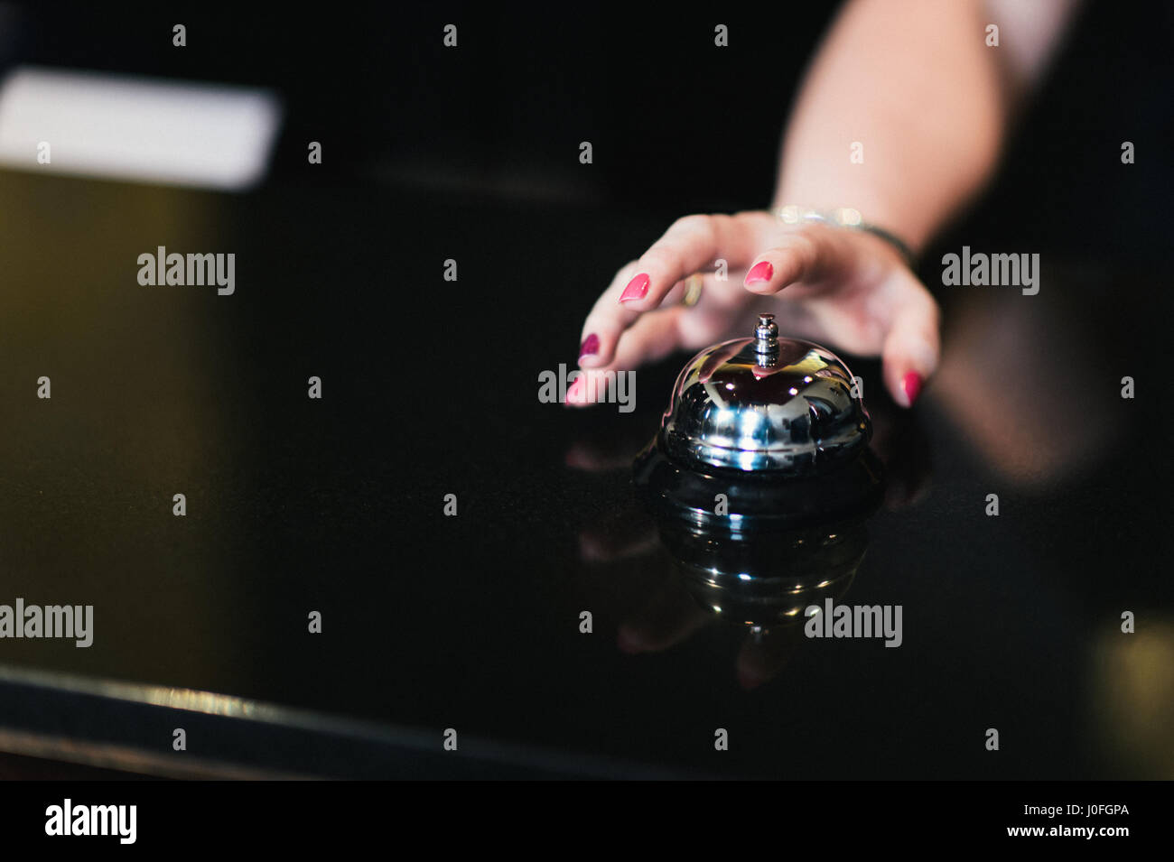 Kunden in einem Hotel Concierge läuten Stockfoto