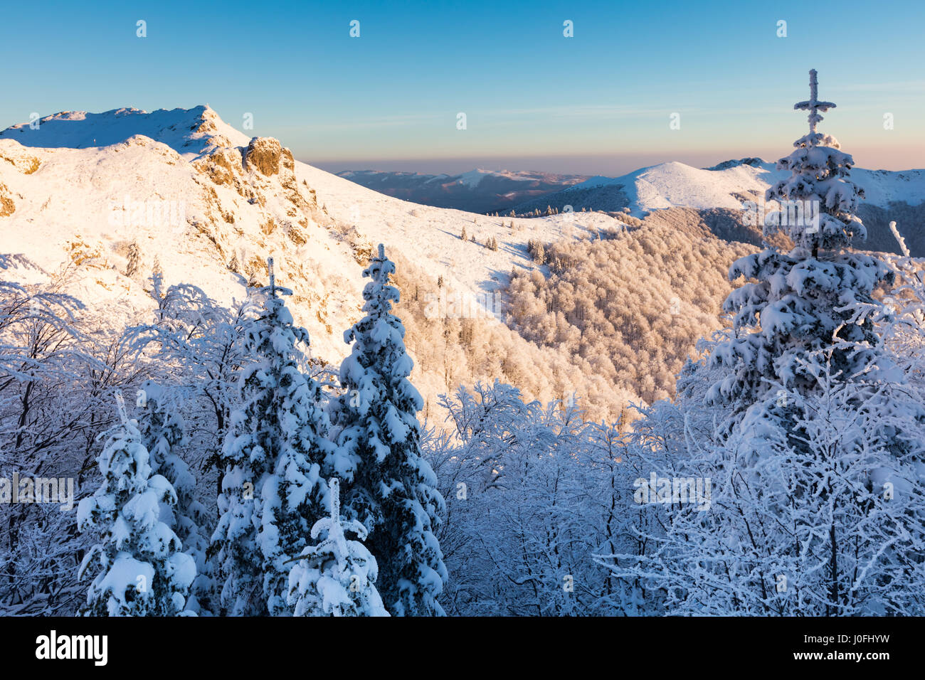 Bergrücken mit Schnee bedeckt bei Sonnenaufgang Stockfoto