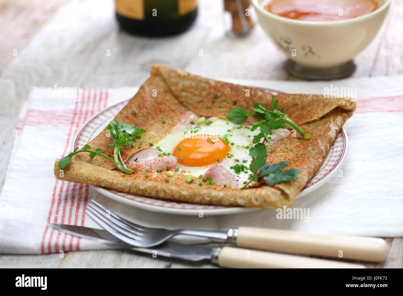 Galette Sarrasin, Buchweizen Crêpe, französische Küche der Bretagne Stockfoto