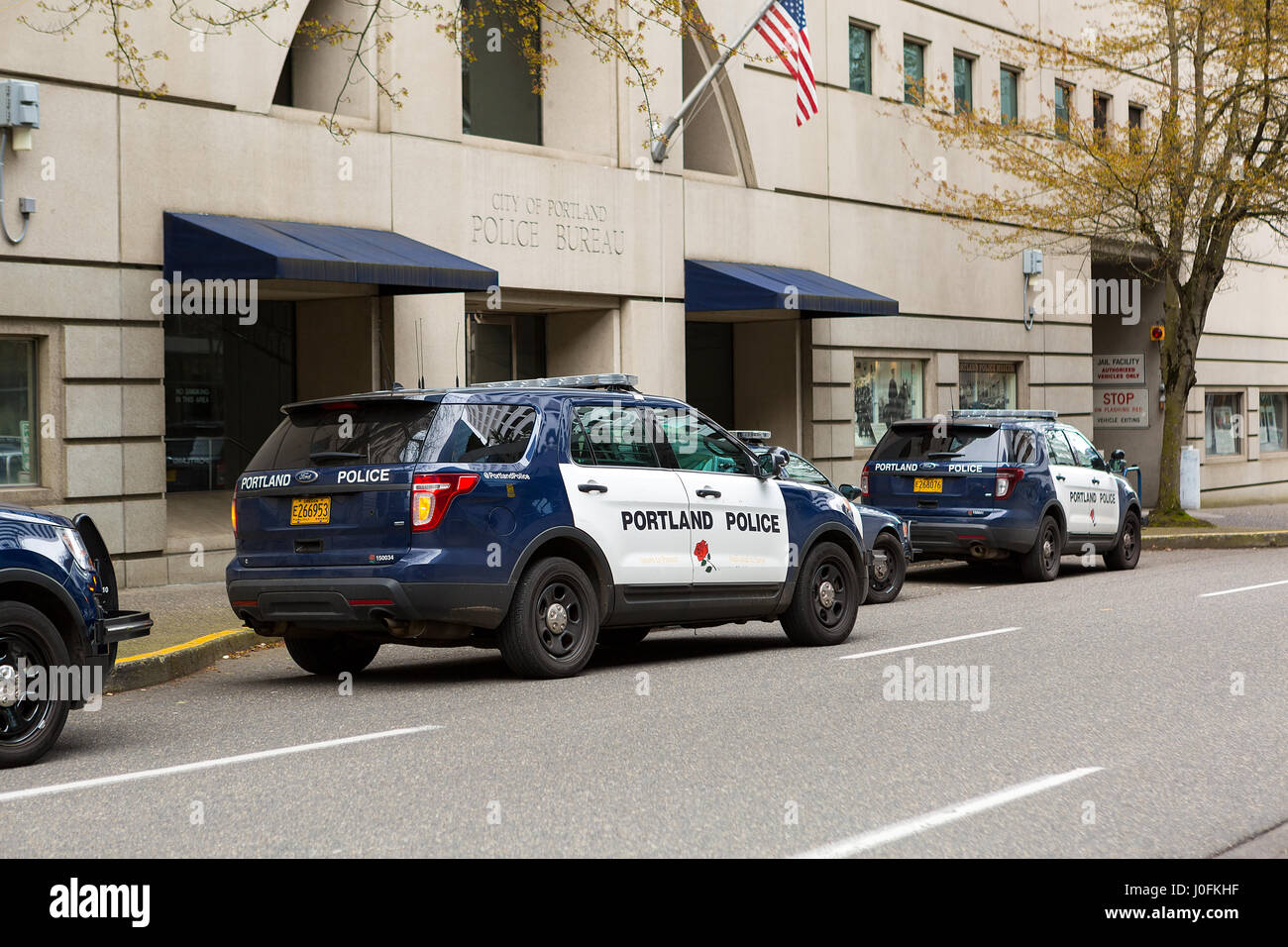 PORTLAND, OREGON - 9. April 2017: Stadt von Portland Polizei Präsidium Sport Utility Fahrzeuge SUV parkten außerhalb Stadt Innenstadt von Metro station Stockfoto PORTLAND, OREGON - 9. April 2017: Stadt von Portland Polizei Präsidium Sport Utility Fahrzeuge SUV parkten außerhalb Stadt Innenstadt von Metro station Stockfoto