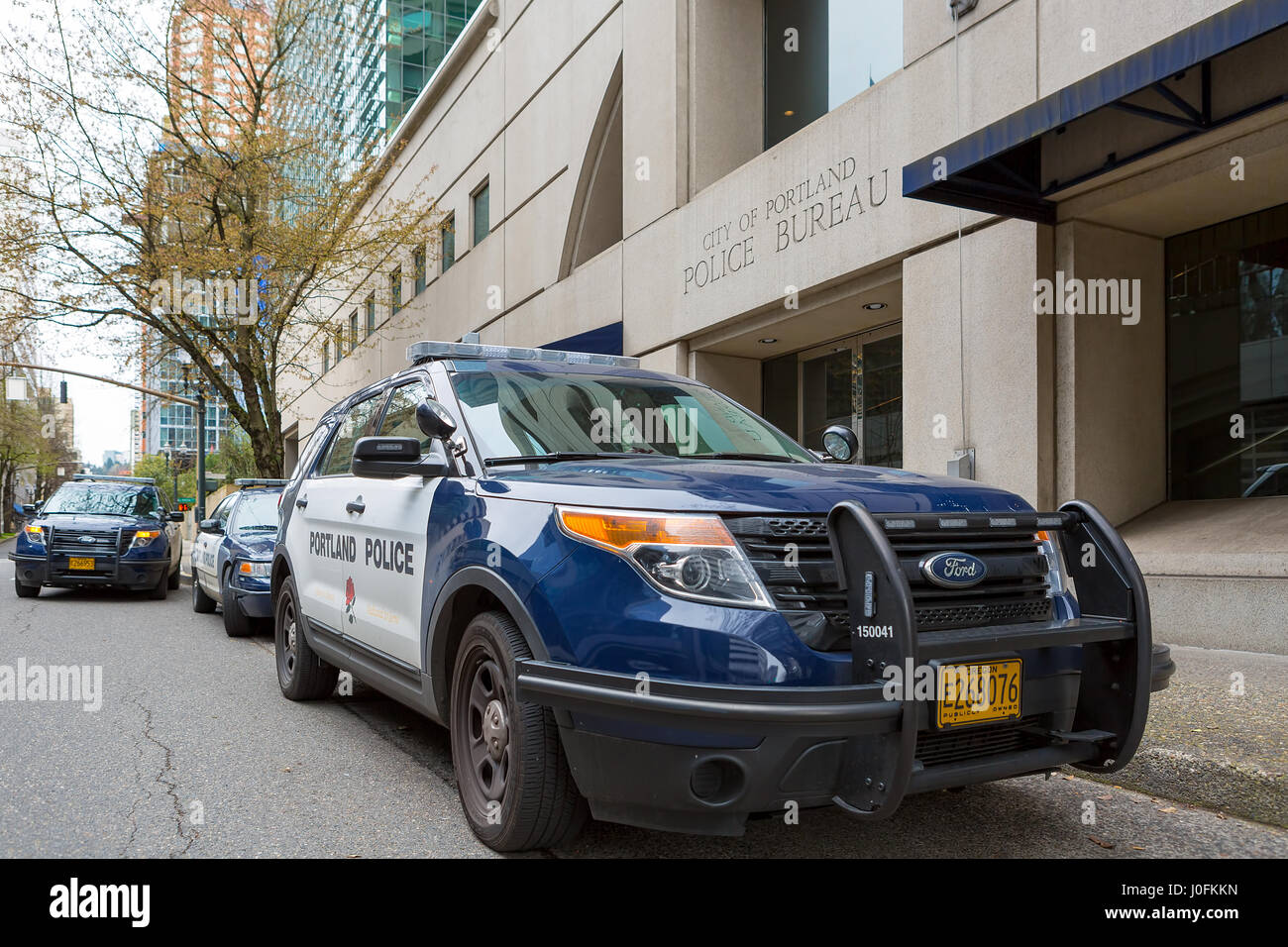 PORTLAND, OREGON - 9. April 2017: Stadt von Portland Polizei Präsidium Sport Utility Vehicle SUV und Patrouille Cruiser-Auto geparkt außerhalb Stadt Zentrum von metro Stockfoto