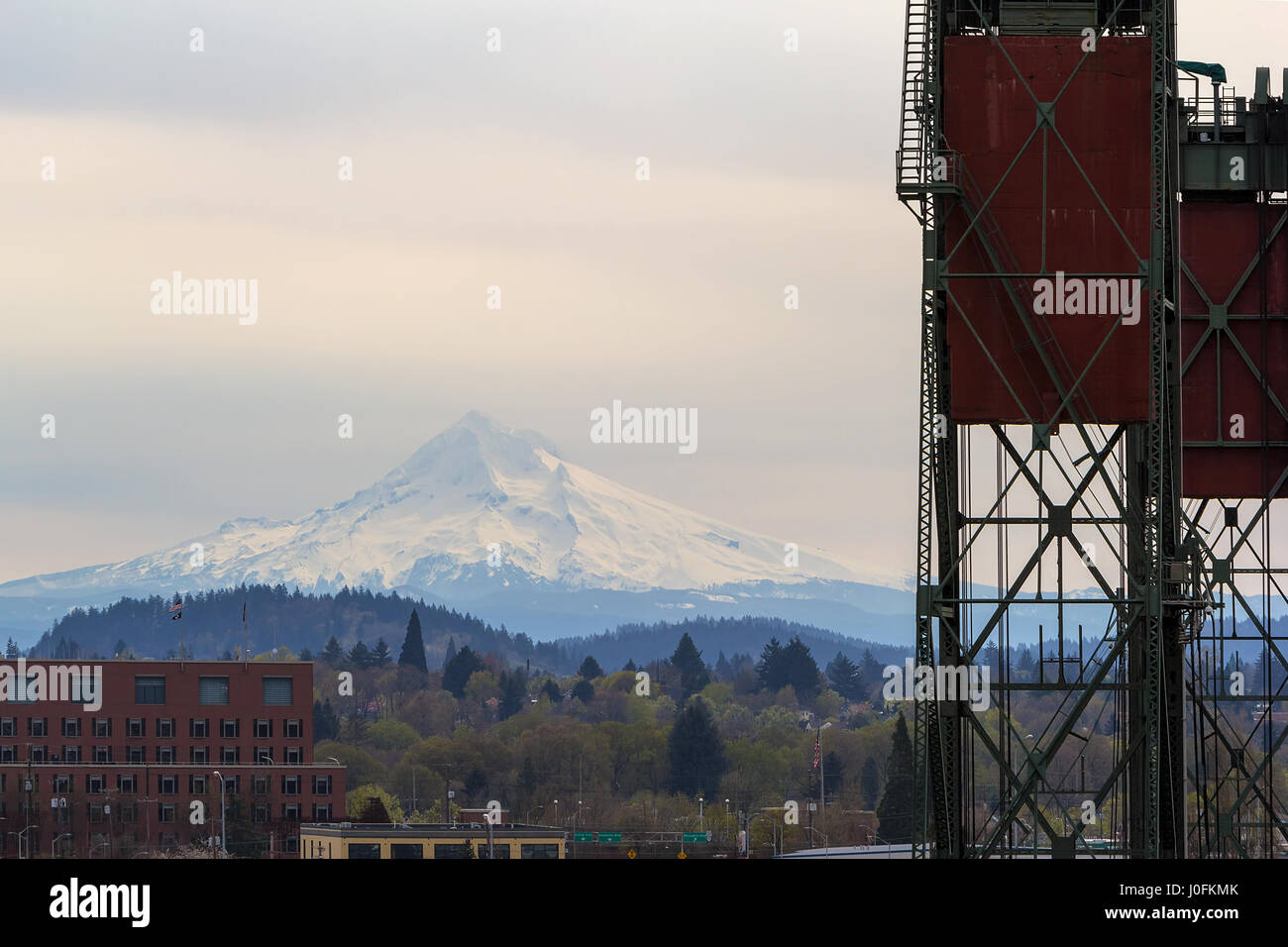 Mount Hood Ansicht von Hawthorne Bridge in der Innenstadt von Portland Oregon Closeup Stockfoto