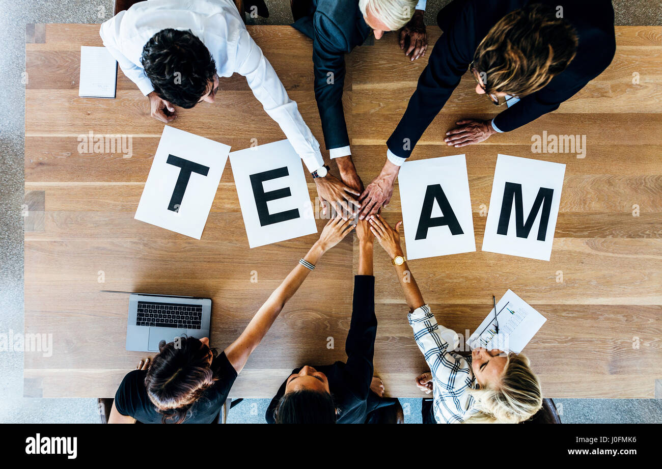 Gruppe von Geschäftsleuten, die ihre Hände über einen Tisch mit Arbeitsteam zusammenzustellen. Draufsicht des Business Teams stapeln Hände. Stockfoto