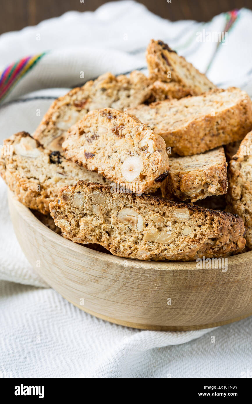 Cantuccini Kekse in Holzplatte Stockfoto