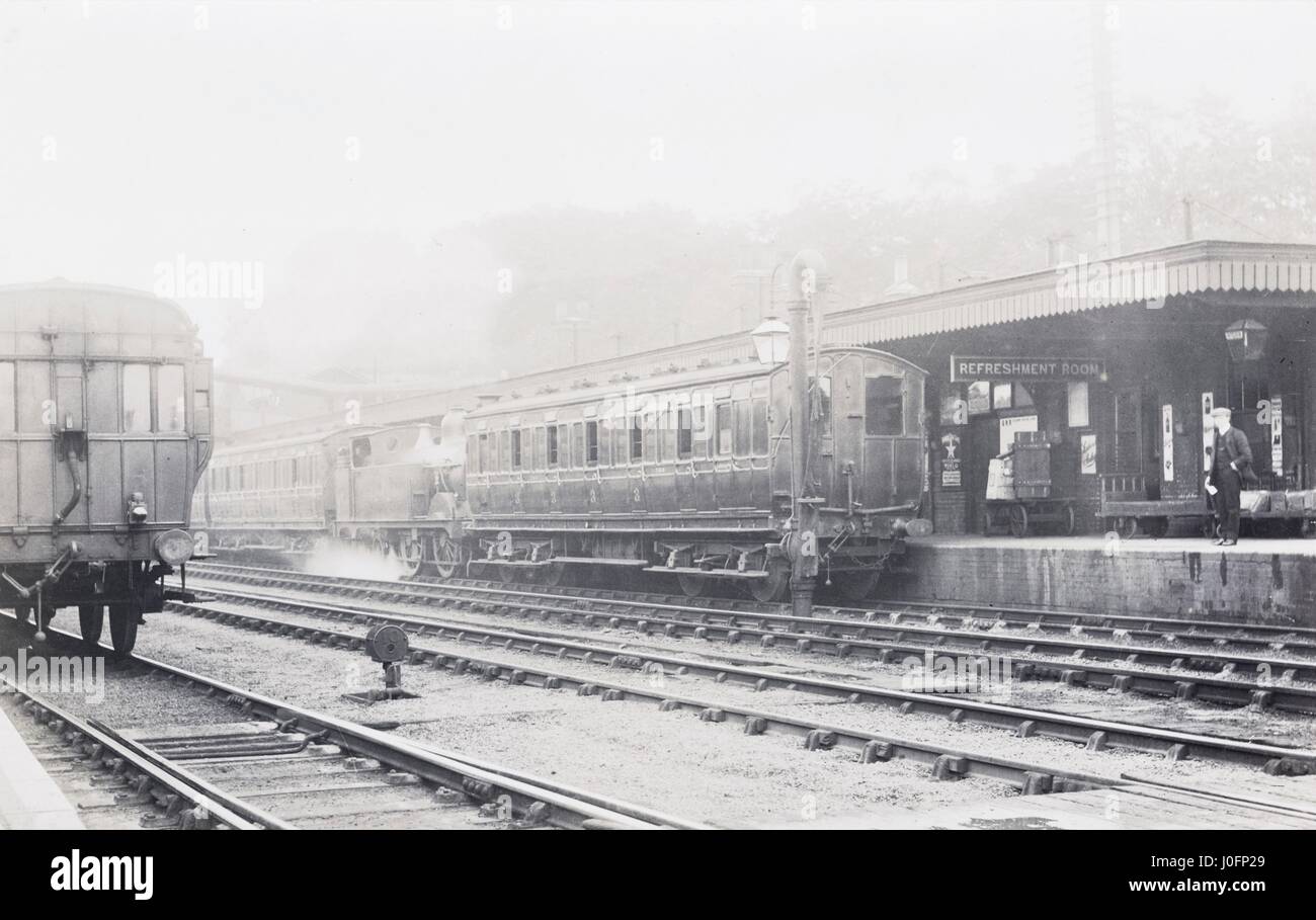 Nicht identifizierte sich Line-Station, Dampflokomotive Rangieren mit dem Pferdewagen in Plattform. White Star Line Plakat auf Plattform, in der Nähe von Erfrischungen Zeichen. Stockfoto