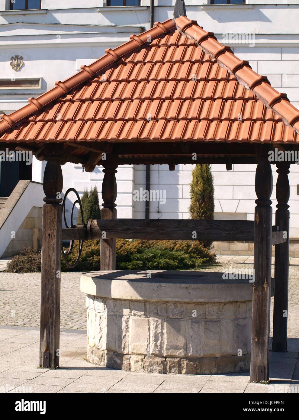 Alte Wasserpumpe mit Dach befindet sich in der Altstadt in Sandomierz, Polen Stockfoto