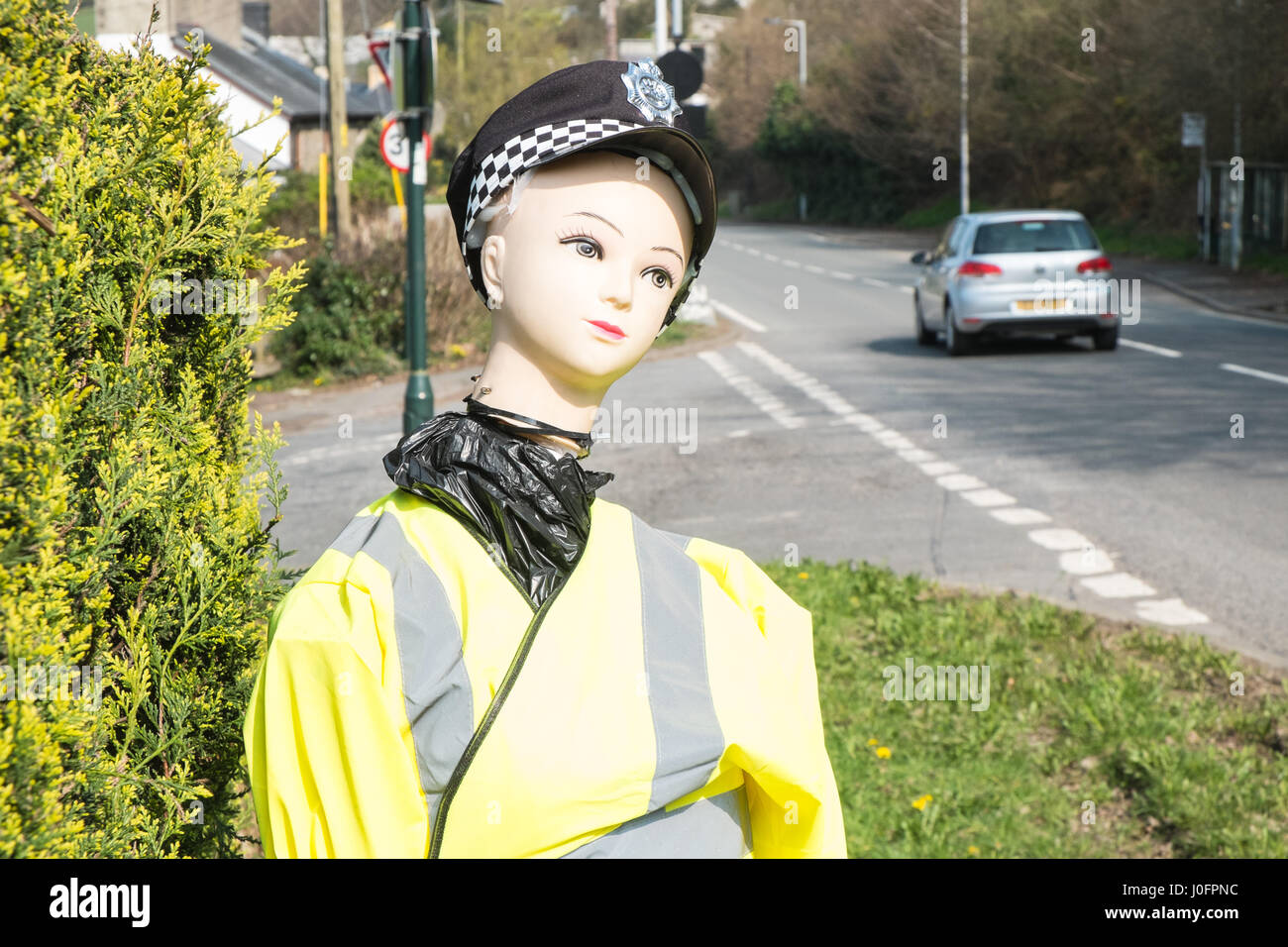 Fälschung, Weiblich, Frau, Polizei, Offizier, Puppe, Puppe, im Dorf von Tre Taliesin, zu ermutigen, Autofahrer, Fahrer, zu langsam, nach unten, onA487, Road, Ceredigion, Wales, Stockfoto