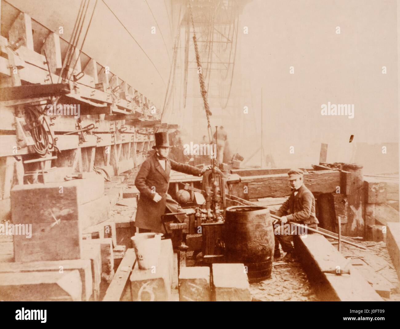 Brunel steht am Bug des Great Eastern, ihm gegenüber sitzt einen Schiff Arbeiter Stockfoto
