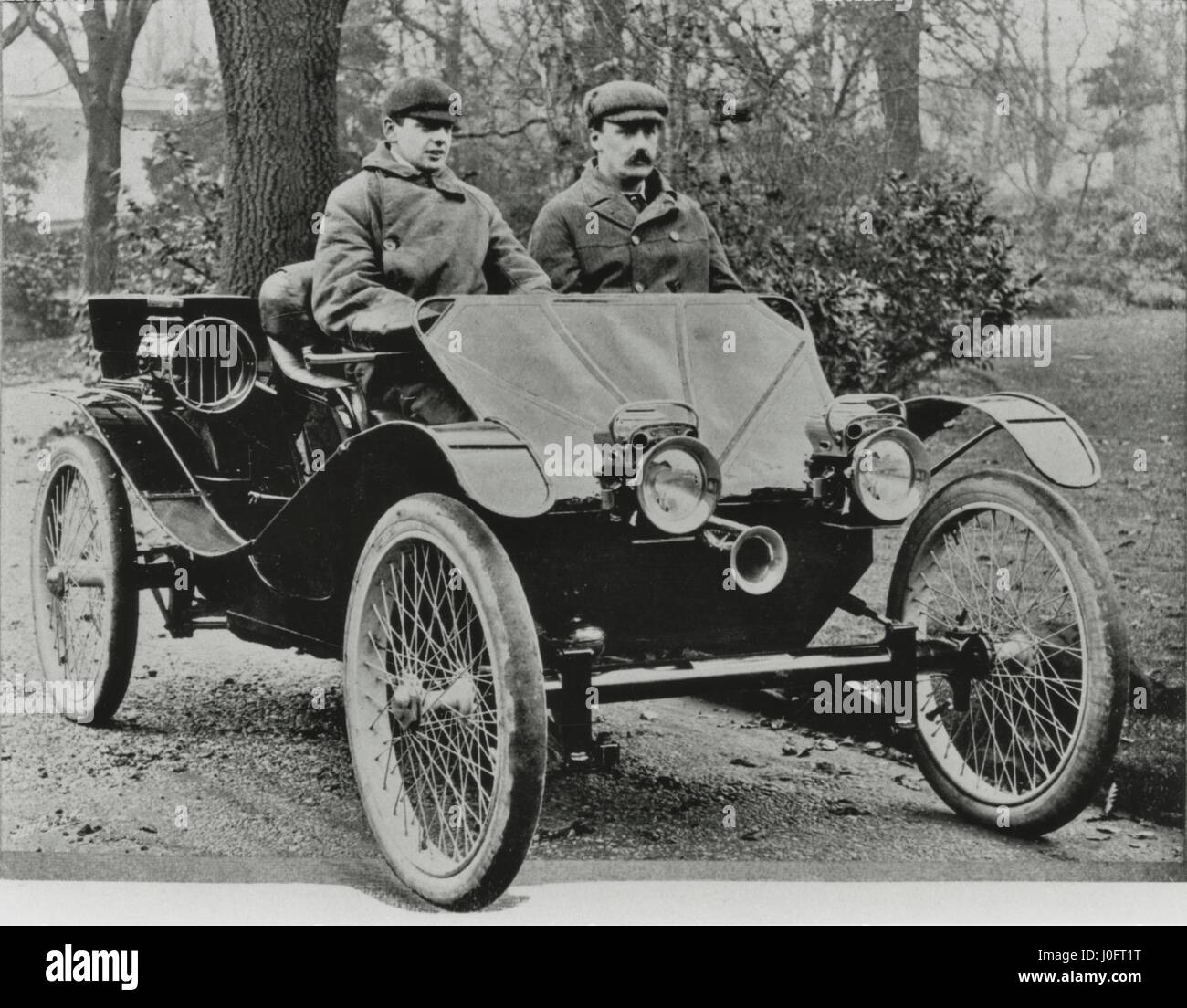 Friedrich und George Lanchester in einem Fahrzeug sitzen Stockfoto