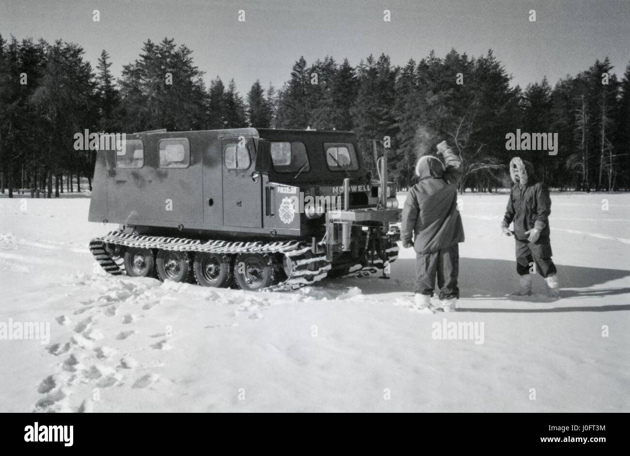 Kettenfahrzeug auf Schnee Bodendruckverteilung und Zugkraft Leistung, mit Männern zu testen Stockfoto